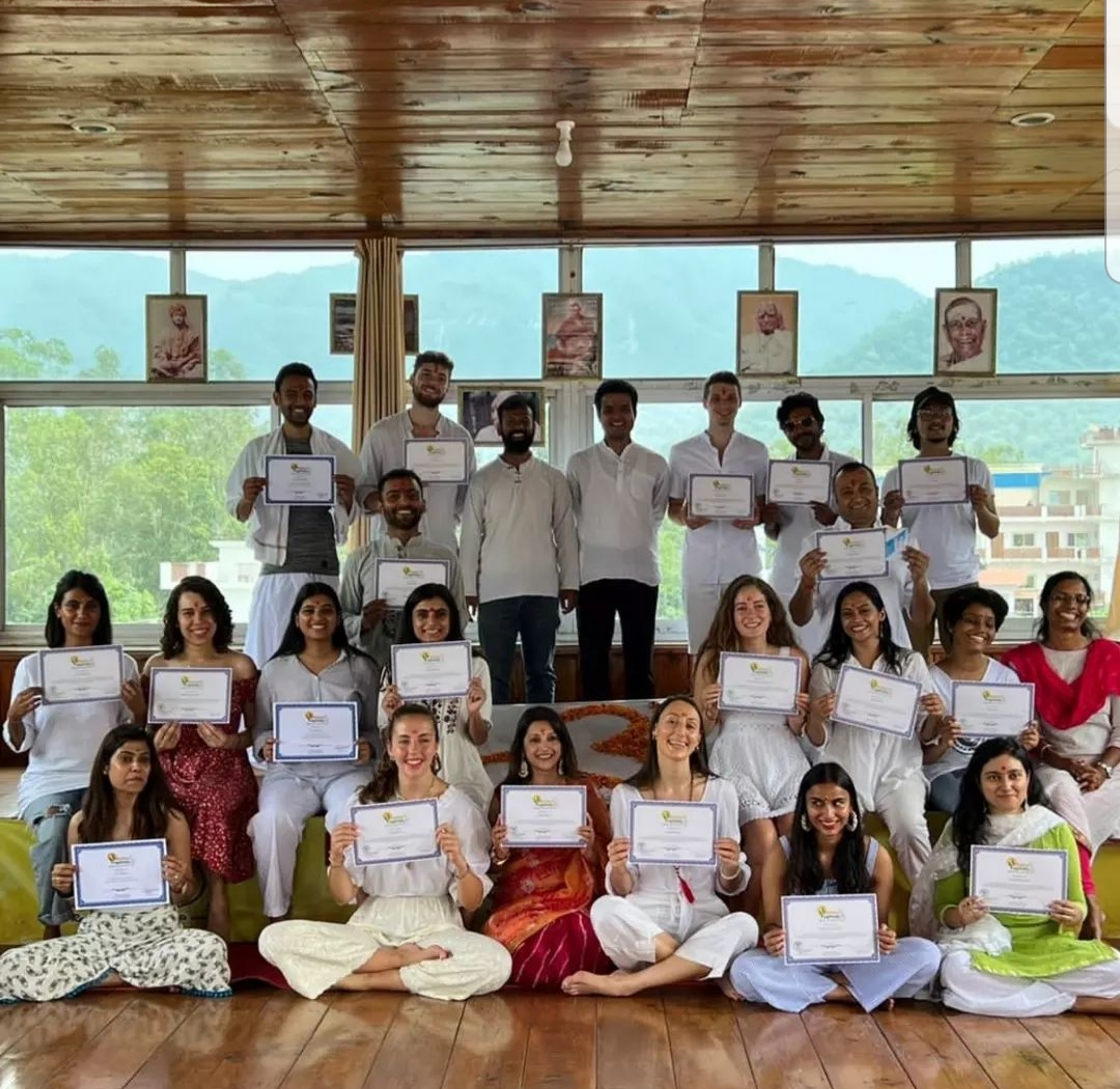 Saori praticando yoga - Postura de equilíbrio